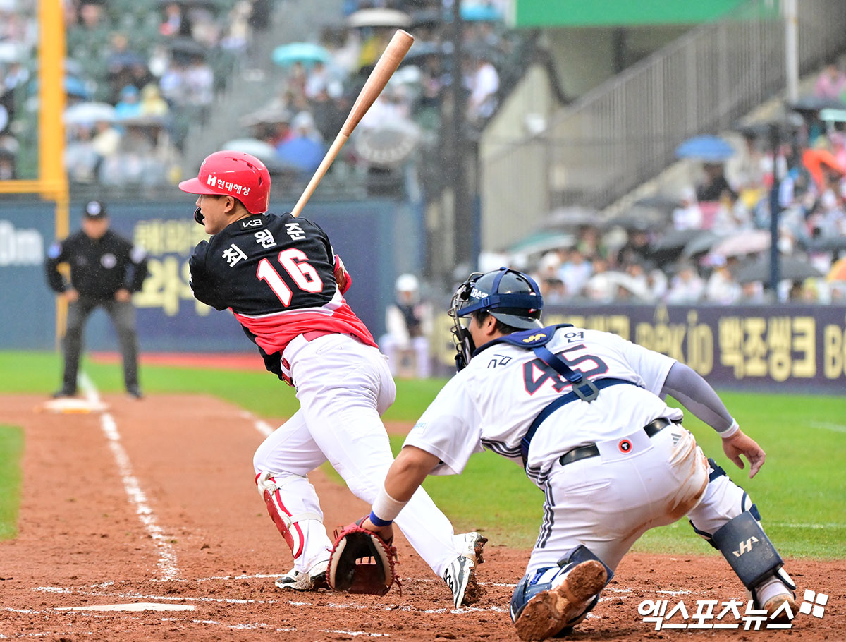 19일 오후 서울 송파구 잠실야구장에서 열린 '2025 신한 SOL Bank KBO리그' KIA 타이거즈와 두산 베어스의 경기, 6회초 2사 2,3루 KIA 최원준이 2타점 적시타를 날리고 있다. 잠실, 김한준 기자