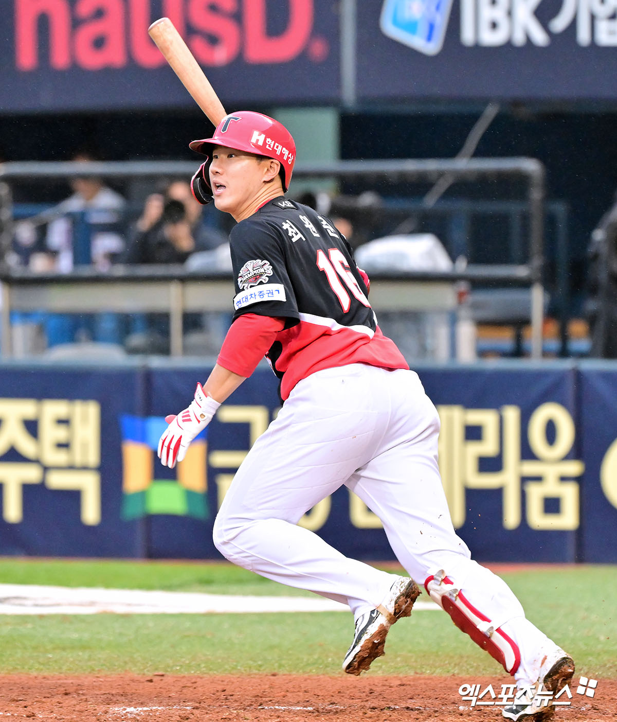 19일 오후 서울 송파구 잠실야구장에서 열린 '2025 신한 SOL Bank KBO리그' KIA 타이거즈와 두산 베어스의 경기, 9회초 KIA 최원준이 2루타를 날리고 있다. 잠실, 김한준 기자