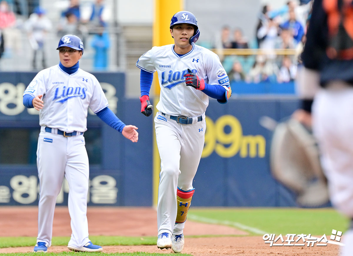 삼성 라이온즈 이재현이 올해 정규시즌 경기에서 홈런을 친 뒤 베이스를 돌고 있다. 엑스포츠뉴스 DB