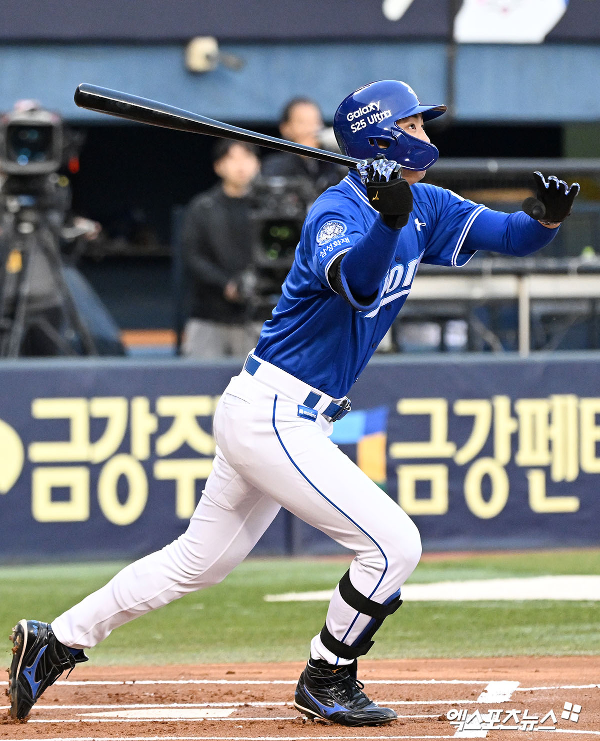 삼성 라이온즈 구자욱이 올해 정규시즌 경기에서 타격하고 있다. 엑스포츠뉴스 DB