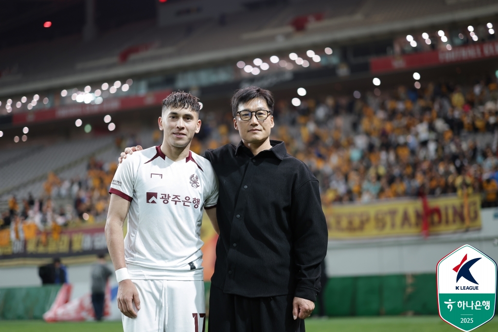 이정효 감독이 이끄는 광주은 19일 서울월드컵경기장에서 열린 FC서울과의 '하나은행 K리그1 2025' 9라운드 원정 경기에서 2-1로 승리했다. 이정효 감독이 사우디아라비아에서 선수들의 꿈을 이뤄주고 싶다고 말했다. 한국프로축구연맹