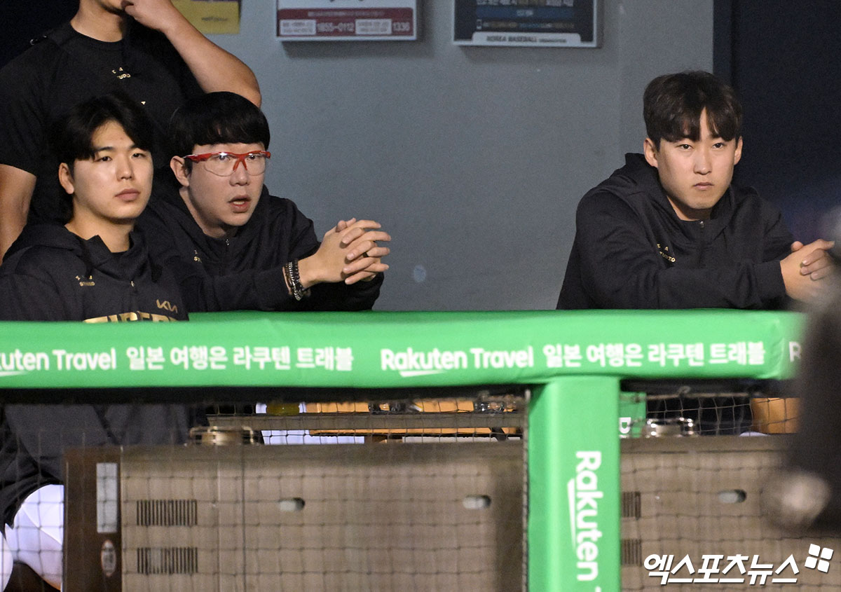 18일 오후 서울 송파구 잠실야구장에서 열린 '2025 신한 SOL Bank KBO리그' KIA 타이거즈와 두산 베어스의 경기, KIA 황동하-양현종-윤영철이 경기를 지켜보고 있다. 엑스포츠뉴스DB