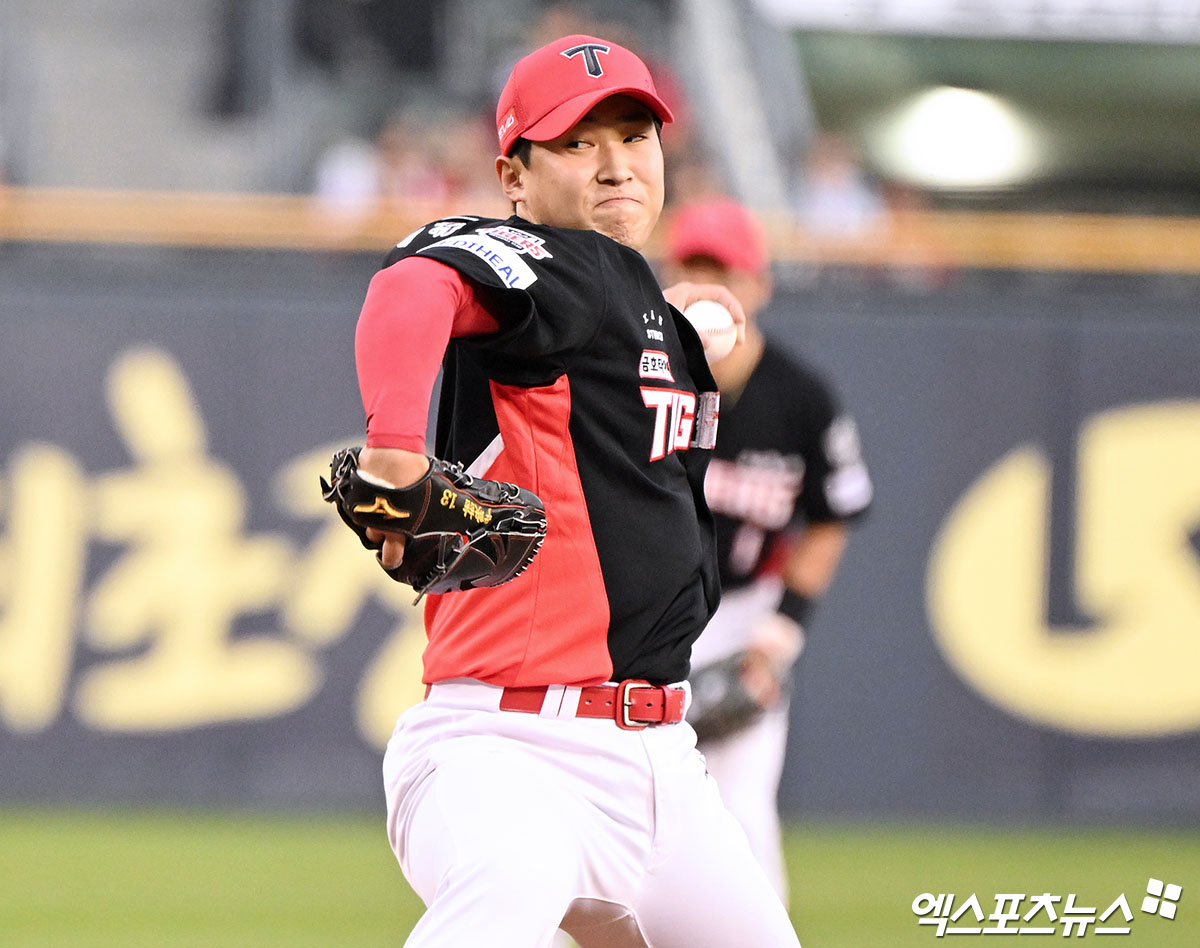 18일 오후 서울 송파구 잠실야구장에서 열린 '2025 신한 SOL Bank KBO리그' KIA 타이거즈와 두산 베어스의 경기, 1회말 KIA 선발투수 윤영철이 공을 힘차게 던지고 있다. 엑스포츠뉴스DB