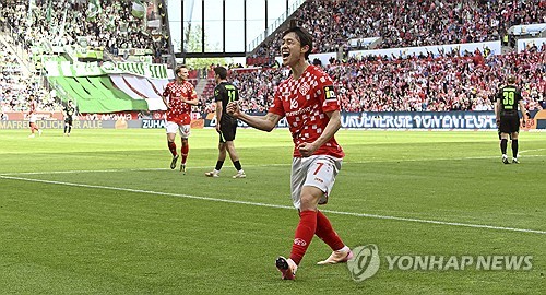 마인츠는 19일(한국시간) 독일 마인츠에 위치한 메바 아레나에서 열린 볼프스부르크와의 2024-25시즌 분데스리가 30라운드 홈경기에서 2-2 무승부를 거뒀다. 이날 이재성은 전반 37분 동점골을 터트리면서 리그 7호골을 터트렸다. 이재성이 동점골을 만들면서 분투했지만 마인츠는 후반 막판 동점골을 허용하면서 승리를 놓쳤다. 이로 인해 다음 시즌 유럽축구연맹(UEFA) 챔피언스리그 출전에 도전하는 마인츠는 4위 도약에 실패했다. 연합뉴스