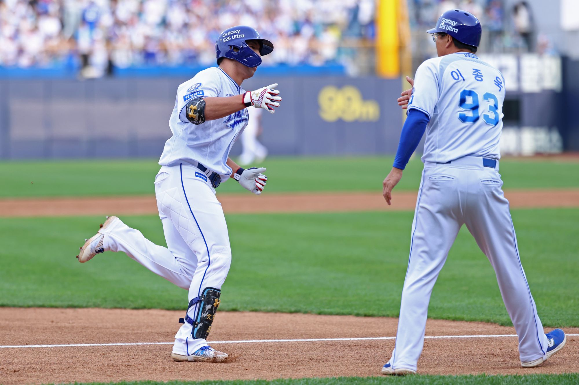 삼성 라이온즈 김영웅이 19일 대구 롯데 자이언츠전에서 홈런을 친 뒤 베이스를 돌고 있다. 삼성 라이온즈