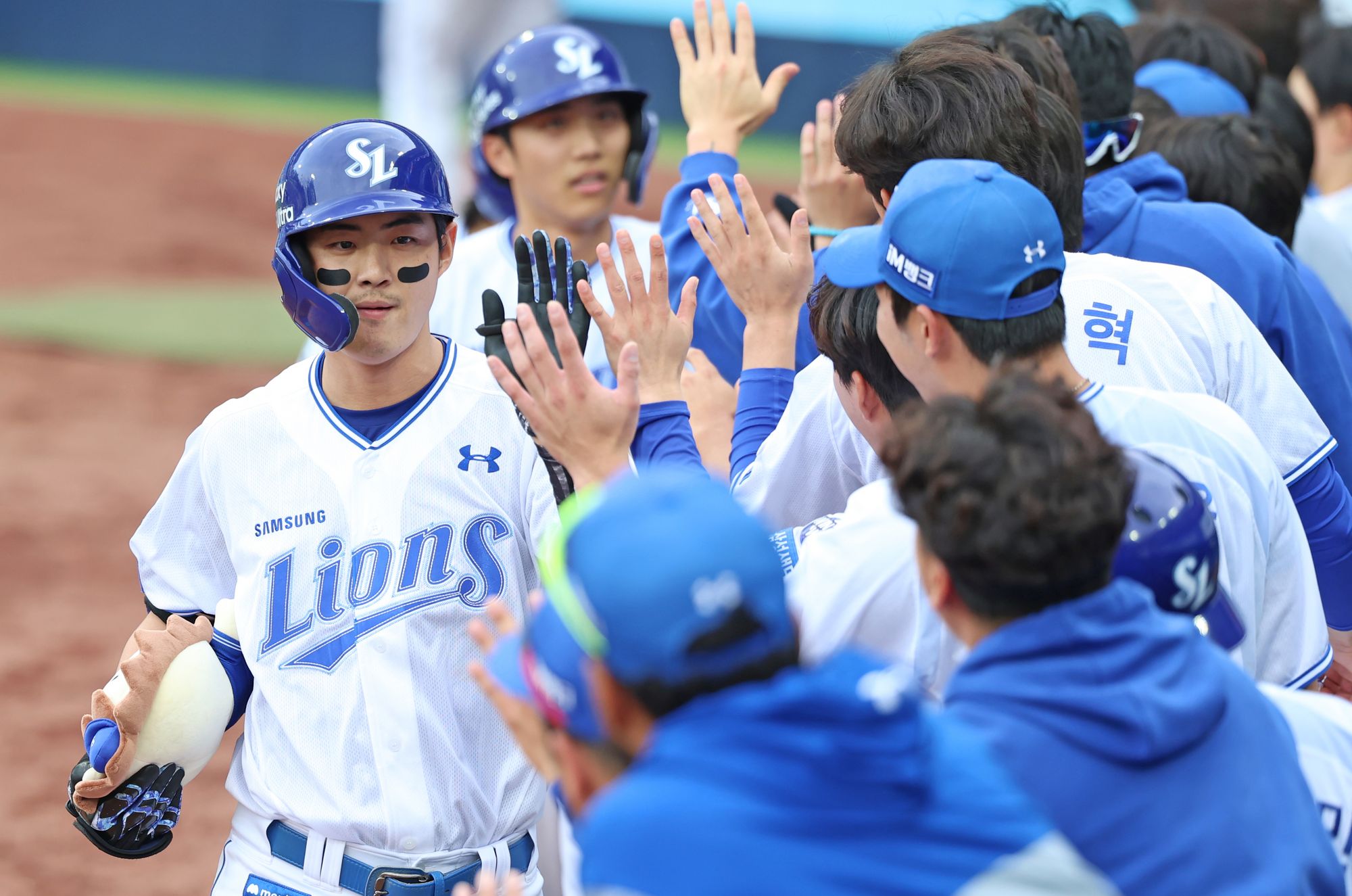 삼성 라이온즈 구자욱이 19일 대구 롯데 자이언츠전에서 홈런을 친 뒤 동료들과 하이파이브하고 있다. 삼성 라이온즈
