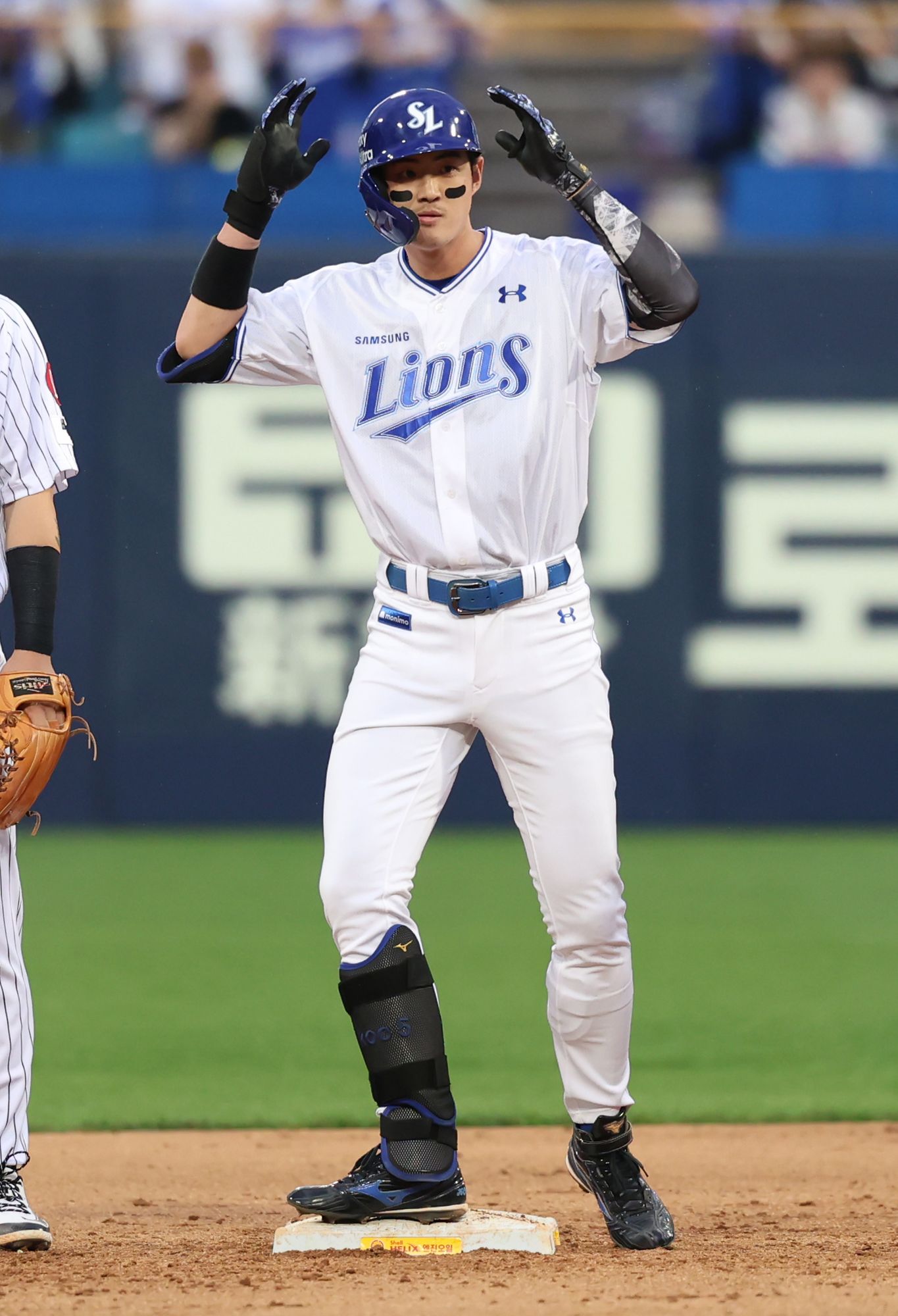 삼성 라이온즈 구자욱이 19일 대구 롯데 자이언츠전에서 안타를 친 뒤 세리머니하고 있다. 삼성 라이온즈