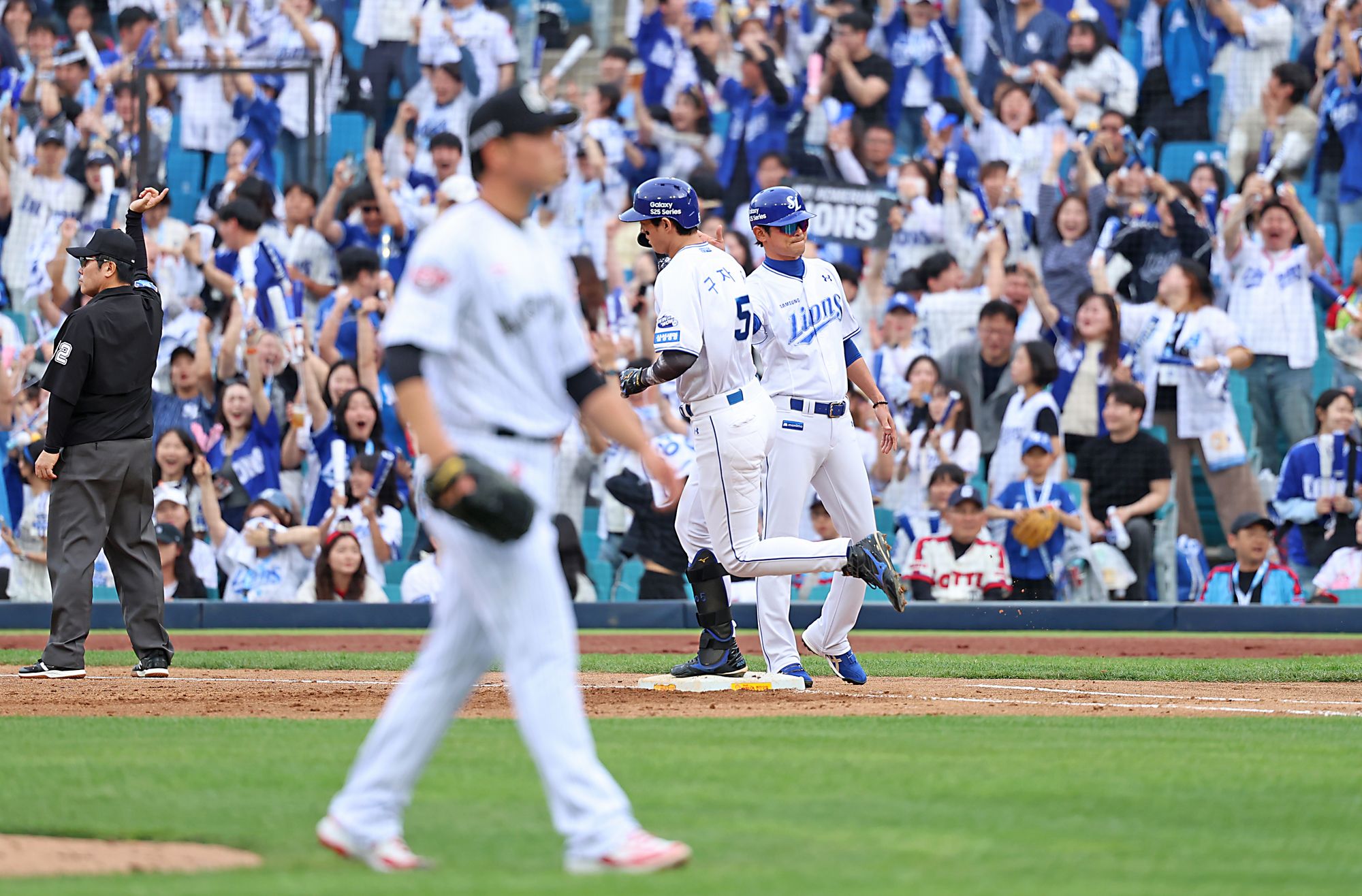 삼성 라이온즈 구자욱이 19일 대구 롯데 자이언츠전에서 홈런을 친 뒤 베이스를 돌고 있다. 삼성 라이온즈