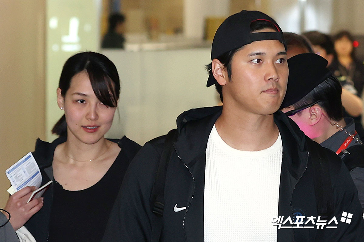 지난해 3월 한국을 찾았던 미국 메이저리그 LA 다저스의 오타니 쇼헤이(오른쪽)와 아내 다나카 마미코. 오타니는 20일(한국시간) 자신의 SNS를 통해 득녀 소식을 알렸다. 사진 엑스포츠뉴스 DB