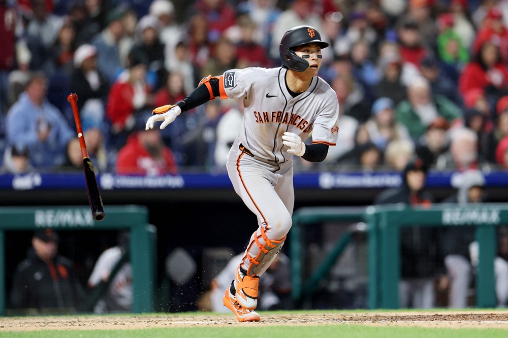 미국 메이저리그 샌프란시스코 자이언츠의 이정후를 돕고 있는 통역 한동희 씨는 20일 MLB닷컴을 통해 '이정후는 정말 특별하고 긍정적인 사람이다. 지난해 부상이 없었다면 좋은 시즌을 보냈겠지만 올해 이렇게 좋은 성적을 내지 못했을 것이다. 재활 과정 중에 무언가를 확실하게 배운 것 같다'고 말했다. 연합뉴스