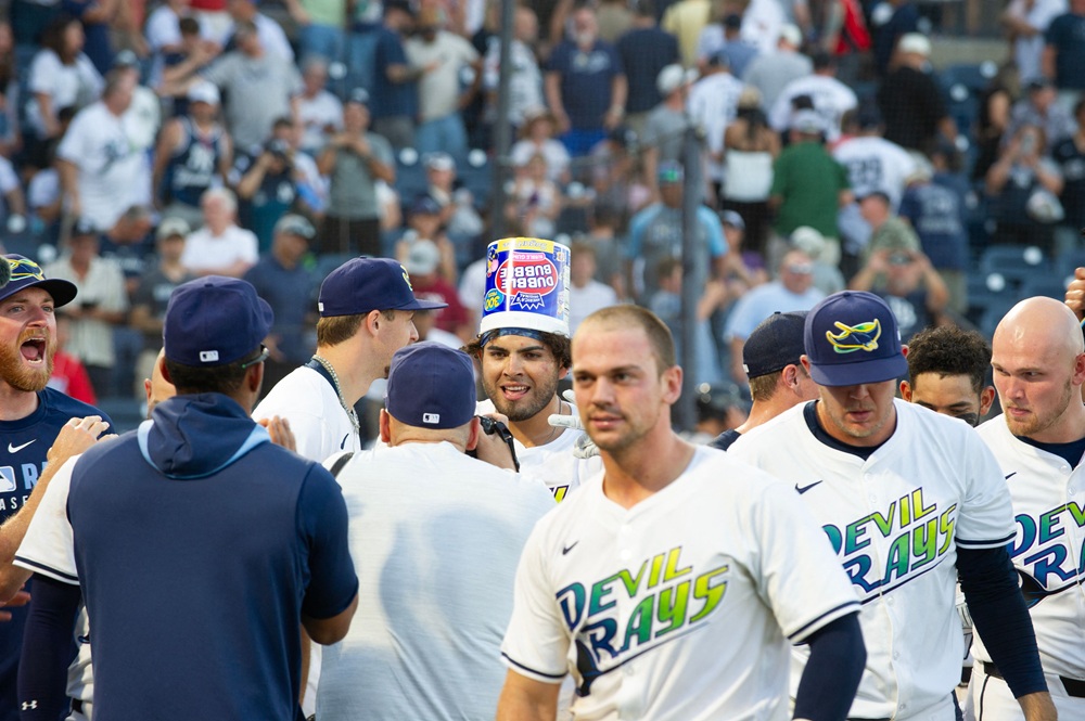 미국 메이저리그 탬파베이 레이스가 20일(한국시간) 미국 플로리다주 탬파의 조지 M. 스타인브레너 필드에서 열린 2025 메이저리그 뉴욕 양키스와의 홈 경기에서 아란다의 연장 10회말 끝내기 홈런으로 10-8 승리를 거뒀다. 사진 연합뉴스