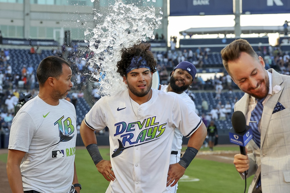 미국 메이저리그 탬파베이 레이스가 20일(한국시간) 미국 플로리다주 탬파의 조지 M. 스타인브레너 필드에서 열린 2025 메이저리그 뉴욕 양키스와의 홈 경기에서 아란다의 연장 10회말 끝내기 홈런으로 10-8 승리를 거뒀다. 사진 연합뉴스