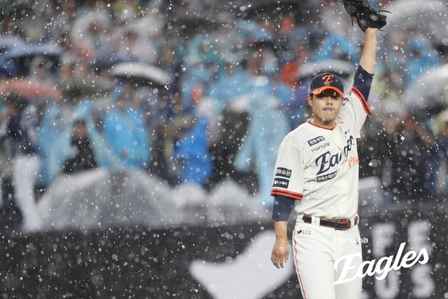 한화 투수 문동주는 지난 19일 대전한화생명볼파크에서 열린 '2025 신한 SOL Bank KBO 리그' NC와 정규시즌 두 번째 맞대결에서 선발 등판했다. 최고 159㎞ 강속구로 5이닝 2실점 해 승리 투수가 됐다. 이로써 한화는 2007년 이후 오랜만에 선발 6연승을 질주했다. 한화 이글스