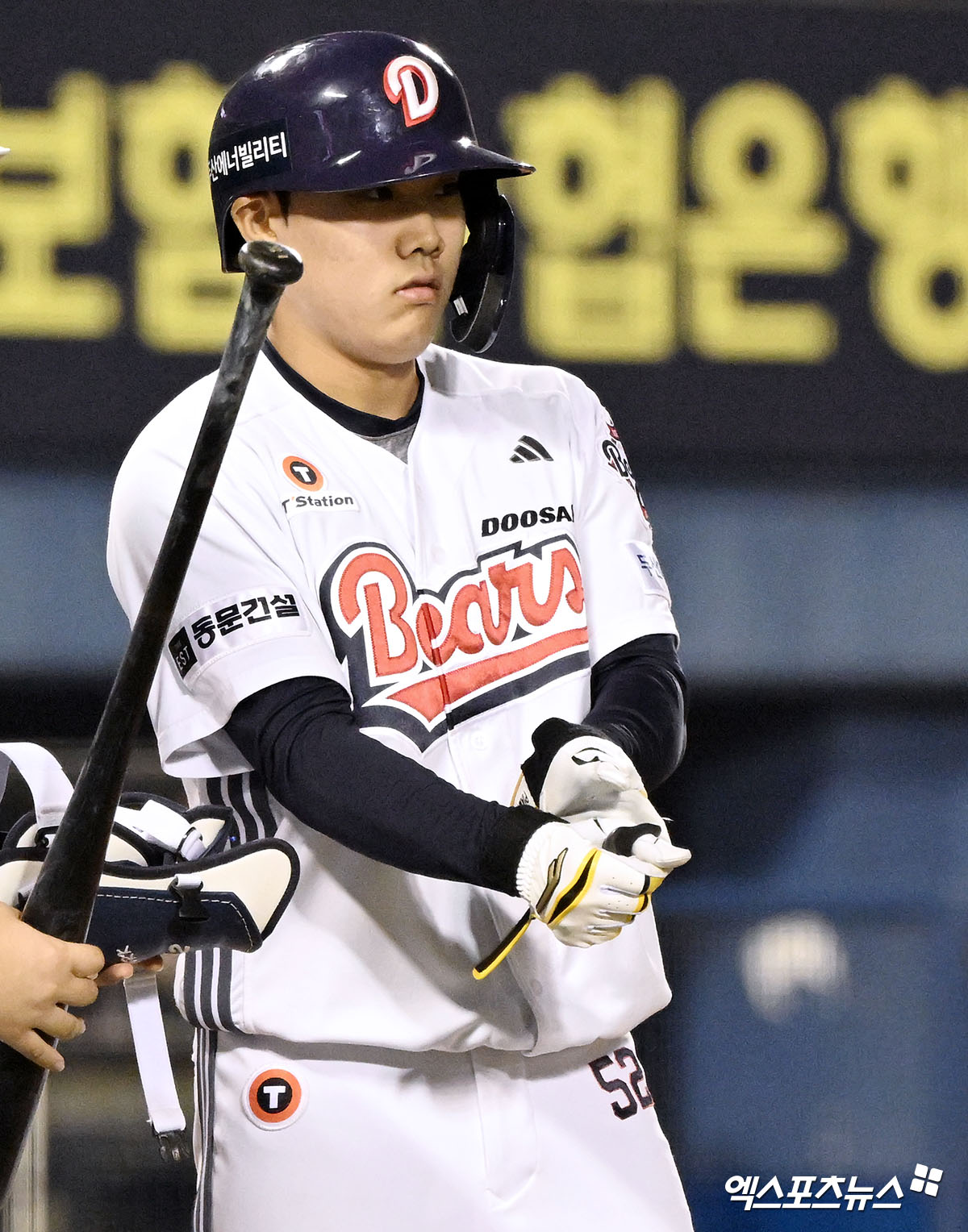 18일 오후 서울 송파구 잠실야구장에서 열린 '2025 신한 SOL Bank KBO리그' KIA 타이거즈와 두산 베어스의 경기, 8회말 1사 두산 박준순이 볼넷으로 출루하고 있다. 잠실, 김한준 기자