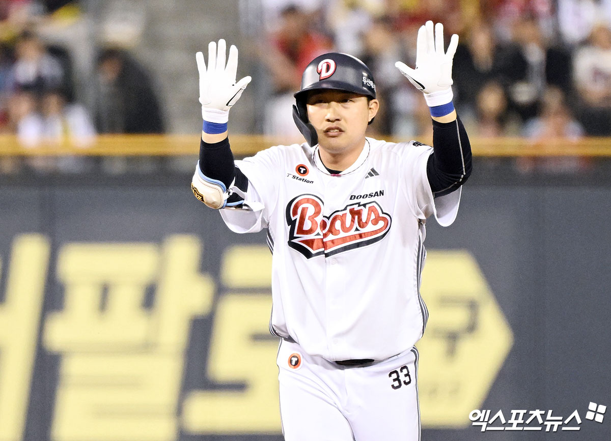 18일 오후 서울 송파구 잠실야구장에서 열린 '2025 신한 SOL Bank KBO리그' KIA 타이거즈와 두산 베어스의 경기, 6회말 1사 3루 두산 김인태가 1타점 2루타를 날린 후 타임을 요청하고 있다. 잠실, 김한준 기자