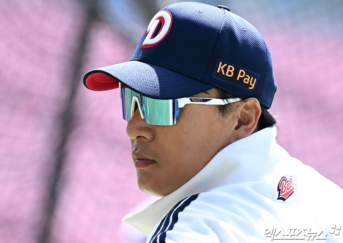 20일 오후 서울 송파구 잠실야구장에서 열리는 '2025 신한 SOL Bank KBO리그' KIA 타이거즈와 두산 베어스의 경기, 두산 이승엽 감독이 선수들의 훈련을 지켜보고 있다. 잠실, 김한준 기자