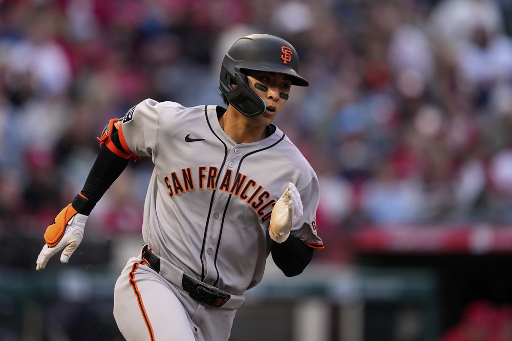 미국 메이저리그 샌프란시스코 자이언츠의 이정후가 20일(한국시간) 미국 캘리포니아주 애너하임의 에인절 스타디움에서 열린 2025 메이저리그 LA 에인절스와의 원정 경기에 3번타자 겸 중견수로 선발출전, 4타수 1안타를 기록했다. 5경기 연속 안타를 생산하고, 좋은 타격감을 유지했다. 샌프란시스코는 3-2 승리를 거두고 2연패에서 탈출했다. 사진 연합뉴스