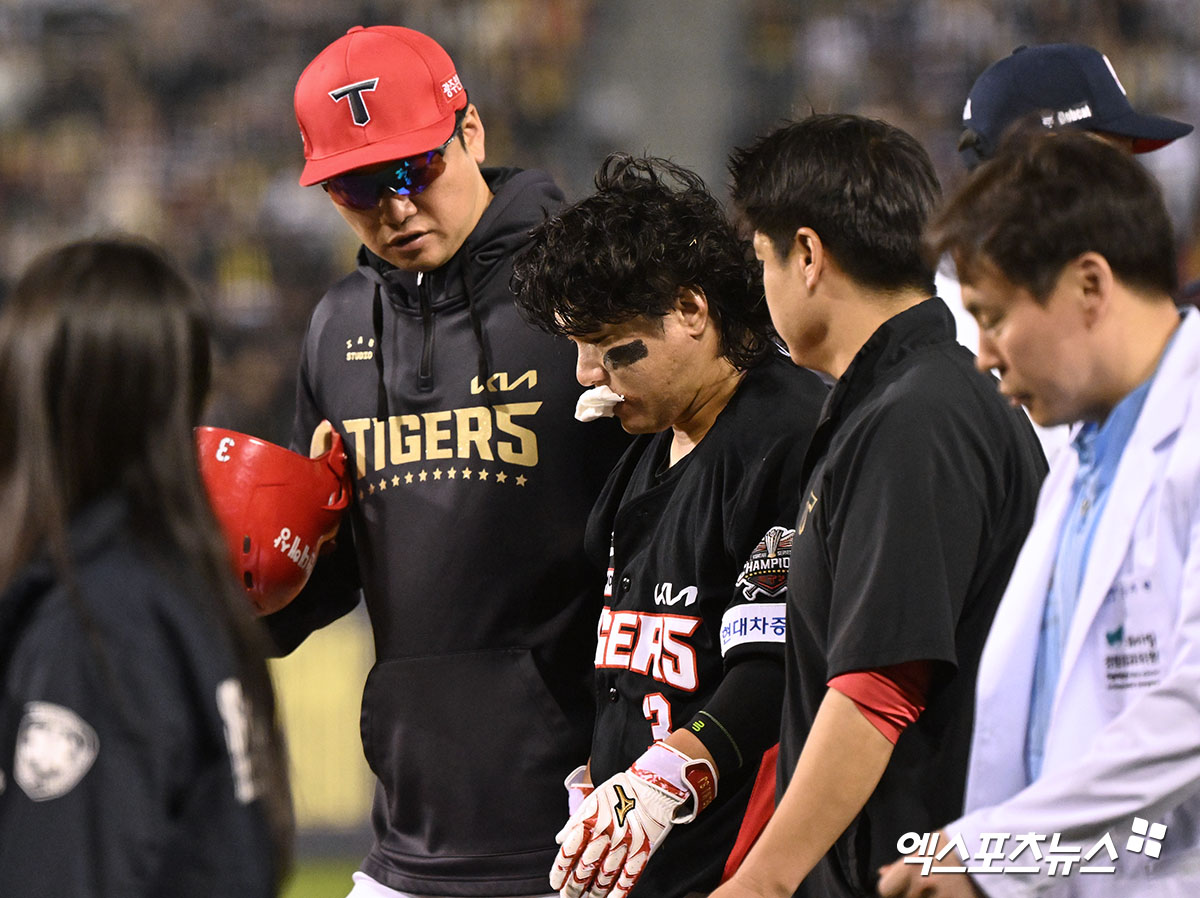 18일 오후 서울 송파구 잠실야구장에서 열린 '2025 신한 SOL Bank KBO리그' KIA 타이거즈와 두산 베어스의 경기, 6회초 무사 1루 KIA 김선빈이 번트를 시도한 후 두산 박계범과 충돌했다. 충돌하여 쓰러진 후 부축을 받으며 그라운드 빠져나가는 KIA 김선빈. 잠실, 김한준 기자