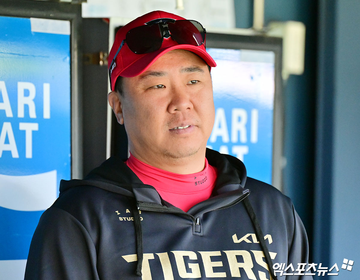 20일 오후 서울 송파구 잠실야구장에서 열리는 '2025 신한 SOL Bank KBO리그' KIA 타이거즈와 두산 베어스의 경기, KIA 이범호 감독이 선수들의 훈련을 지켜보고 있다. 잠실, 김한준 기자