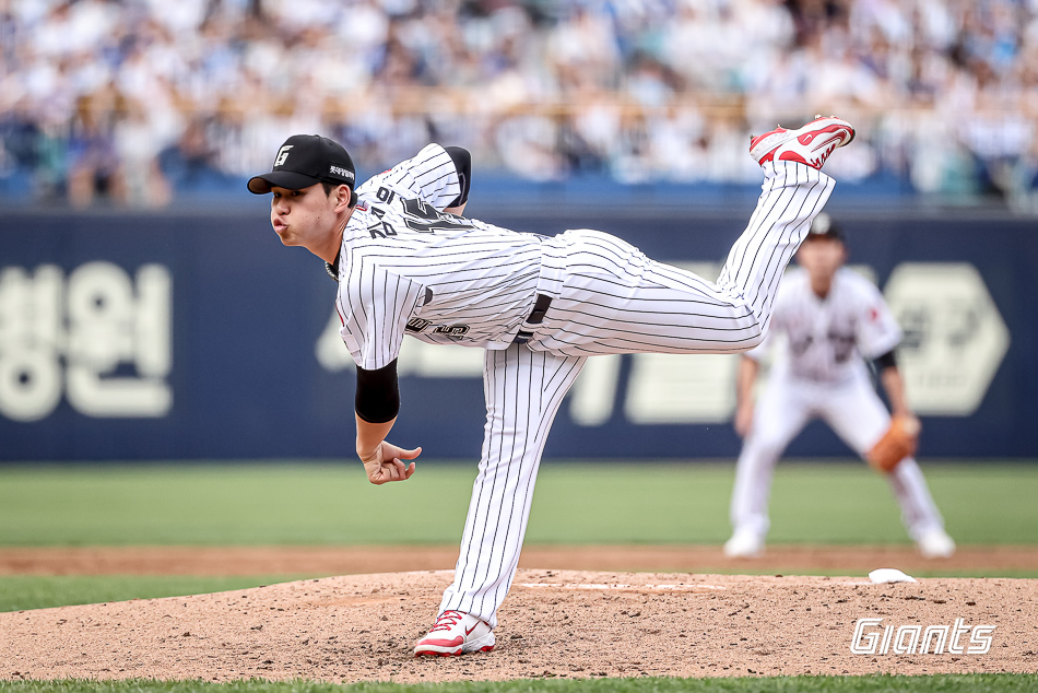 롯데 자이언츠 선발투수 김진욱이 19일 대구 삼성 라이온즈전에 선발 등판해 투구하고 있다. 롯데 자이언츠