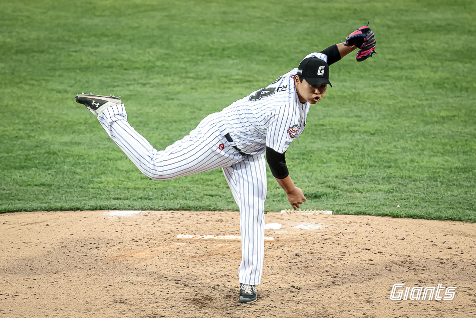 롯데 자이언츠 박진이 19일 대구 삼성 라이온즈전에 구원 등판해 투구하고 있다. 롯데 자이언츠