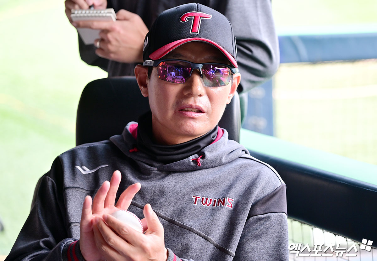 16일 오후 서울 송파구 잠실야구장에서 열리는 '2025 신한 SOL Bank KBO리그' 삼성 라이온즈와 LG 트윈스의 경기, LG 염경엽 감독이 취재진과 대화를 나누고 있다. 엑스포츠뉴스 DB