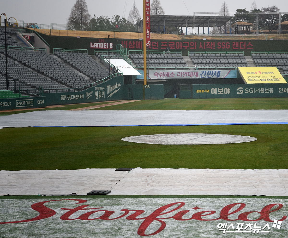 3일 오후 인천 SSG랜더스필드에서 열리는 '2021 신한은행 SOL KBO리그' 롯데 자이언츠와 SSG 랜더스의 개막전 경기, 비가 내리는 가운데 그라운드에 방수포가 덮여져 있다. 엑스포츠뉴스 DB
