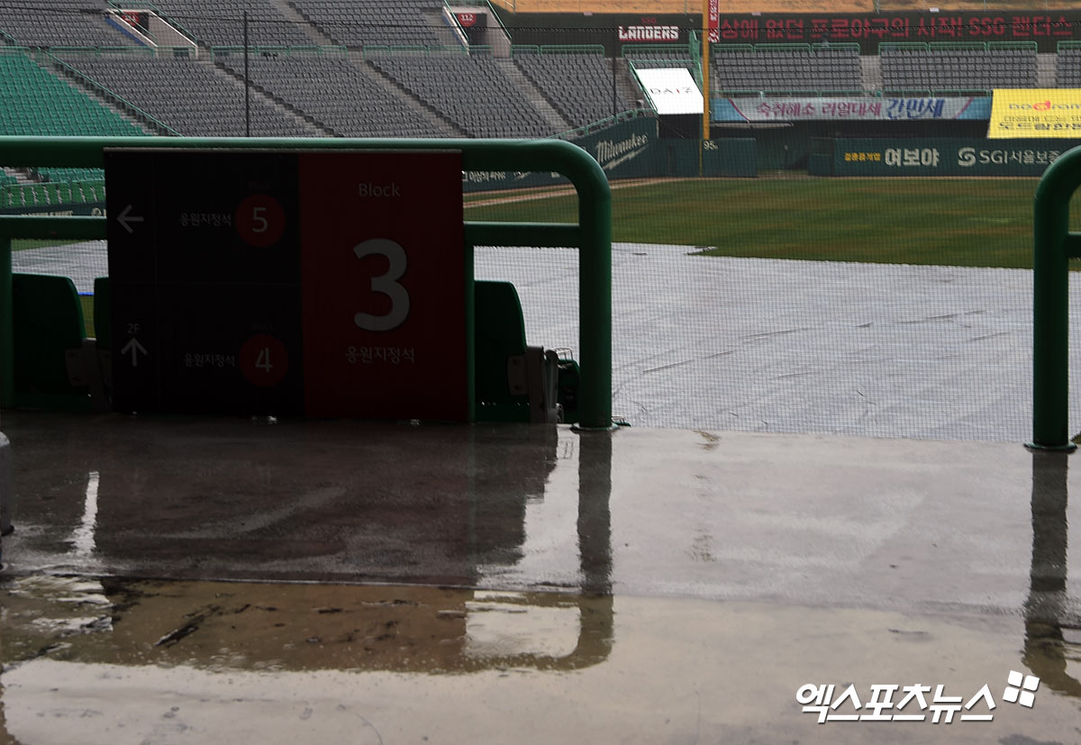 3일 오후 인천 SSG랜더스필드에서 열리는 '2021 신한은행 SOL KBO리그' 롯데 자이언츠와 SSG 랜더스의 개막전 경기, 비가 내리는 가운데 그라운드에 방수포가 덮여져 있다. 엑스포츠뉴스 DB