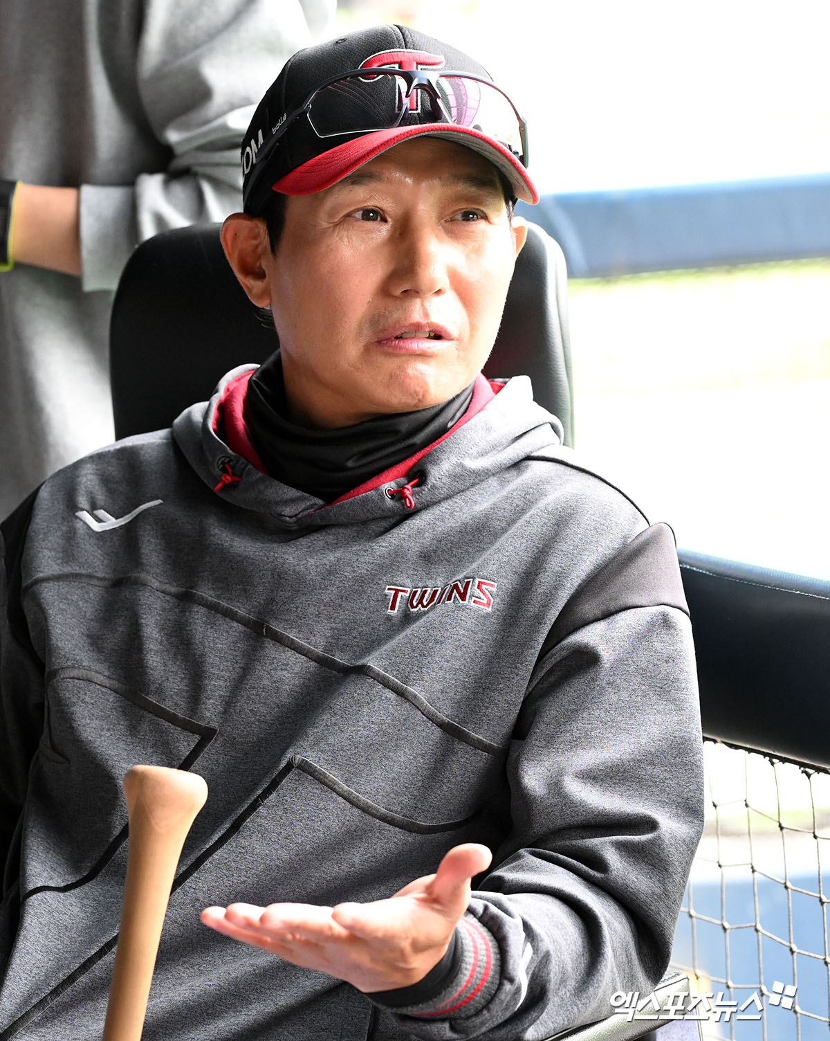 12일 오후 서울 송파구 잠실야구장에서 열리는 '2025 신한 SOL Bank KBO리그' 두산 베어스와 LG 트윈스의 경기, LG 염경엽 감독이 취재진과 대화를 나누고 있다. 엑스포츠뉴스 DB