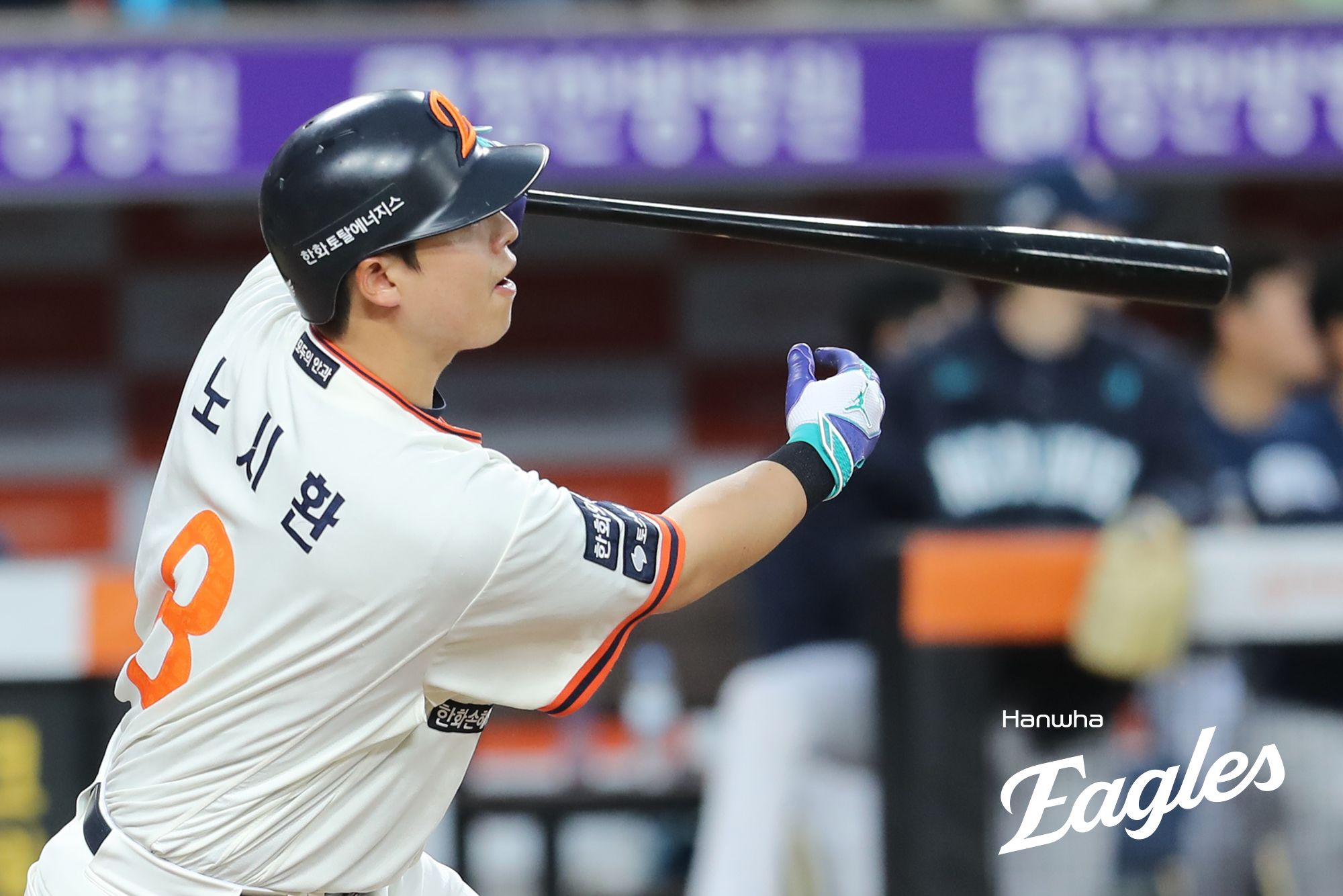 한화 내야수 노시환은 20일 대전한화생명볼파크에서 열린 '2025 신한 SOL Bank KBO 리그' NC와 정규시즌 세 번째 맞대결에서 4번타자 3루수로 선발 출전했다. 2회말 솔로포를 터트려 KBO리그 역대 108번째 개인 100홈런을 달성했다. 한화 이글스