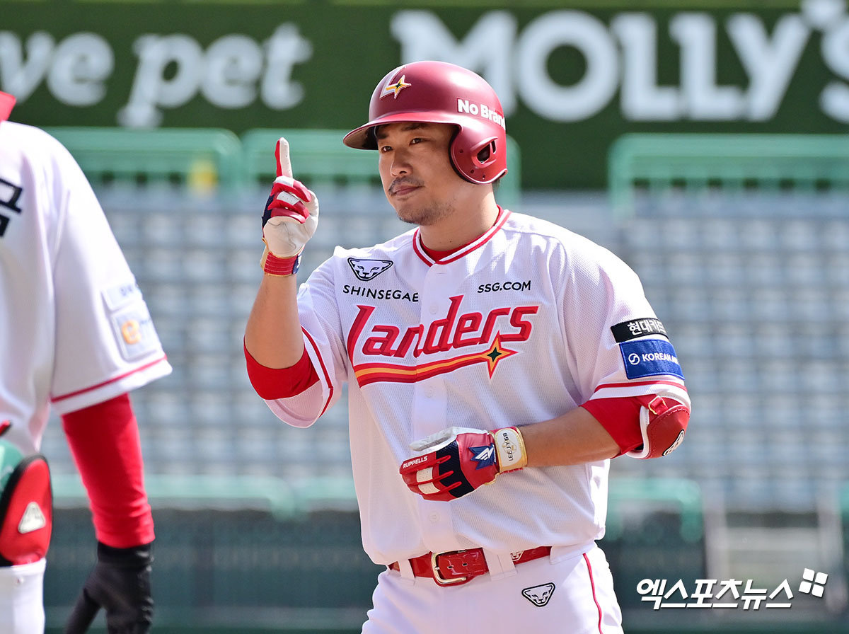 15일 오후 인천SSG랜더스필드에서 열린 '2025 신한 SOL Bank KBO리그' LG 트윈스와 SSG 랜더스의 시범경기, 2회말 1사 3루 SSG 이지영이 동점 적시타를 날린 후 세리머니를 하고 있다. 엑스포츠뉴스 DB