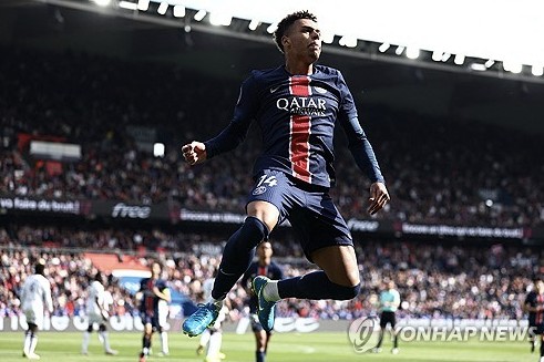 이강인의 소속팀 파리 생제르맹(PSG)은 20일 프랑스 파리에 있는 파르크 데 프랭스에서 열린2024-2025시즌 프랑스 리그 1 30라운드, 르 아브르와 맞대결에서 2-1 승리를 거뒀다. PSG가 리그 '무패우승'에 한 발짝 다가섰다. 이번 결과로 리그 29경기 승점 77점(24승 5무)을 기록했다. 이미 리그 우승은 확정했다. 이제 패배하지 않는 것에 집중하고 있다. 다만 이날 경기에선 이강인이 같은 팀 후배 공격수 데지레 두에의 코너킥을 빼앗아 찼다는 논란에 휩싸였다. 연합뉴스