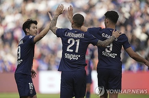 이강인의 소속팀 파리 생제르맹(PSG)은 20일 프랑스 파리에 있는 파르크 데 프랭스에서 열린2024-2025시즌 프랑스 리그 1 30라운드, 르 아브르와 맞대결에서 2-1 승리를 거뒀다. PSG가 리그 '무패우승'에 한 발짝 다가섰다. 이번 결과로 리그 29경기 승점 77점(24승 5무)을 기록했다. 이미 리그 우승은 확정했다. 이제 패배하지 않는 것에 집중하고 있다. 다만 이날 경기에선 이강인이 같은 팀 후배 공격수 데지레 두에의 코너킥을 빼앗아 찼다는 논란에 휩싸였다. 연합뉴스