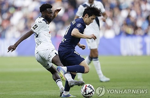이강인의 소속팀 파리 생제르맹(PSG)은 20일 프랑스 파리에 있는 파르크 데 프랭스에서 열린2024-2025시즌 프랑스 리그 1 30라운드, 르 아브르와 맞대결에서 2-1 승리를 거뒀다. PSG가 리그 '무패우승'에 한 발짝 다가섰다. 이번 결과로 리그 29경기 승점 77점(24승 5무)을 기록했다. 이미 리그 우승은 확정했다. 이제 패배하지 않는 것에 집중하고 있다. 다만 이날 경기에선 이강인이 같은 팀 후배 공격수 데지레 두에의 코너킥을 빼앗아 찼다는 논란에 휩싸였다. 연합뉴스