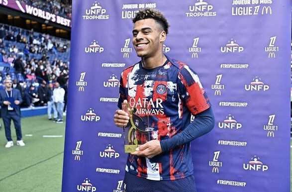이강인의 소속팀 파리 생제르맹(PSG)은 20일 프랑스 파리에 있는 파르크 데 프랭스에서 열린2024-2025시즌 프랑스 리그 1 30라운드, 르 아브르와 맞대결에서 2-1 승리를 거뒀다. PSG가 리그 '무패우승'에 한 발짝 다가섰다. 이번 결과로 리그 29경기 승점 77점(24승 5무)을 기록했다. 이미 리그 우승은 확정했다. 이제 패배하지 않는 것에 집중하고 있다. 다만 이날 경기에선 이강인이 같은 팀 후배 공격수 데지레 두에의 코너킥을 빼앗아 찼다는 논란에 휩싸였다. PSG