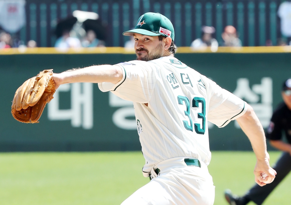 20일 오후 인천SSG랜더스필드에서 열린 '2025 신한 SOL Bank KBO리그' LG 트윈스와 SSG 랜더스의 경기, SSG가 9:3으로 승리하면서 6연패 탈출에 성공했다. SSG 선발 앤더슨은 6⅔이닝 4피안타(1피홈런) 2사사구 8탈삼진 3실점으로 승리투수가 됐다. SSG 랜더스