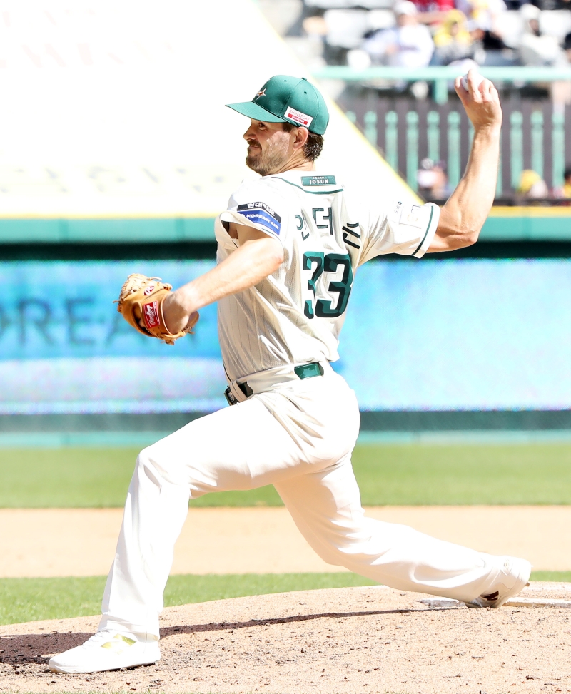 20일 오후 인천SSG랜더스필드에서 열린 '2025 신한 SOL Bank KBO리그' LG 트윈스와 SSG 랜더스의 경기, SSG가 9:3으로 승리하면서 6연패 탈출에 성공했다. SSG 선발 앤더슨은 6⅔이닝 4피안타(1피홈런) 2사사구 8탈삼진 3실점으로 승리투수가 됐다. SSG 랜더스