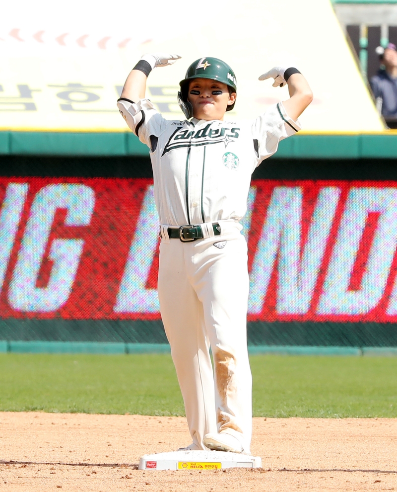 20일 오후 인천SSG랜더스필드에서 열린 '2025 신한 SOL Bank KBO리그' LG 트윈스와 SSG 랜더스의 경기, SSG가 9:3으로 승리하면서 6연패 탈출에 성공했다. SSG 정준재는 4타수 1안타 1타점을 기록했다. SSG 랜더스