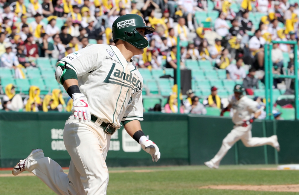 20일 오후 인천SSG랜더스필드에서 열린 '2025 신한 SOL Bank KBO리그' LG 트윈스와 SSG 랜더스의 경기, SSG가 9:3으로 승리하면서 6연패 탈출에 성공했다. SSG 최준우는 홈런 1개를 포함해 3타수 2안타 3타점 3득점을 기록했다. SSG 랜더스