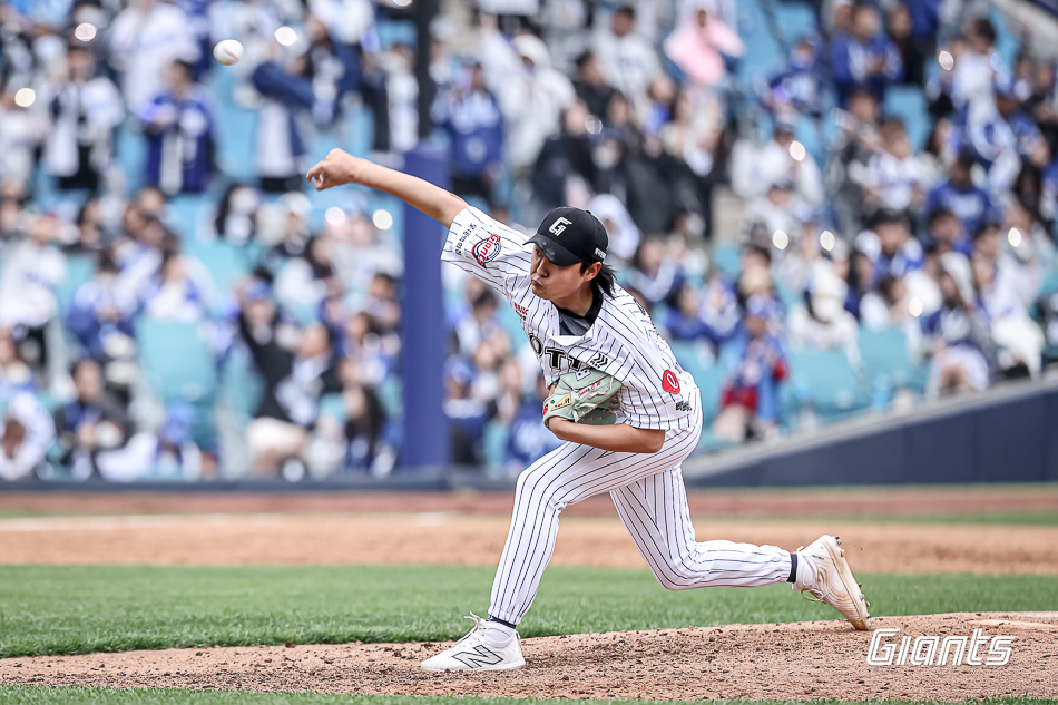 롯데 자이언츠 정철원이 20일 대구 삼성 라이온즈전에 구원 등판해 역투하고 있다. 롯데 자이언츠