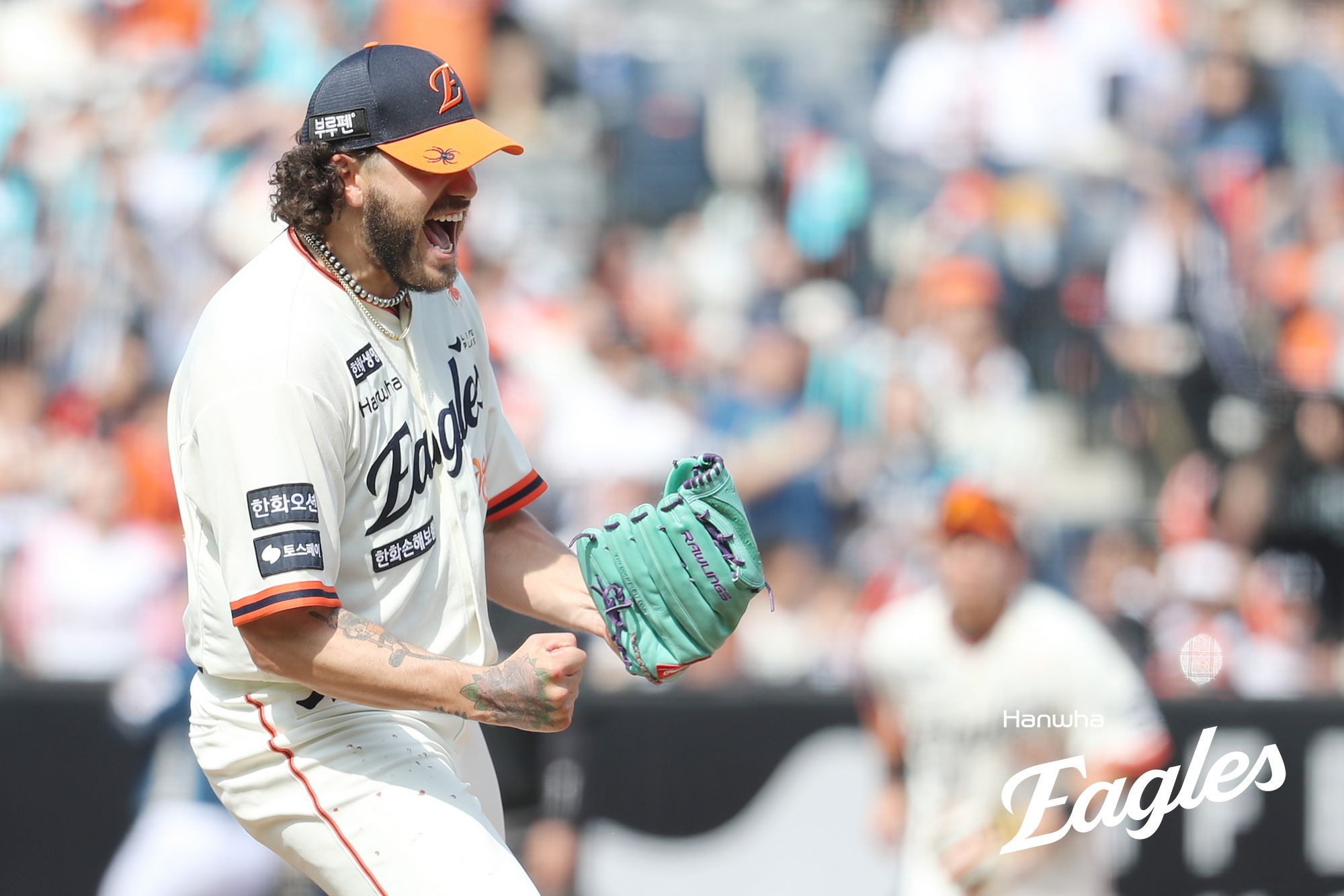 한화 투수 폰세는 20일 대전한화생명볼파크에서 열린 '2025 신한 SOL Bank KBO 리그' NC와 정규시즌 3번째 맞대결에서 선발 등판했다. 7이닝 1피안타 무실점 13탈삼진 압도적인 투구로 시즌 4승(무패)을 챙겼다. 동시에 팀은 2001년 후 24년 만에 선발 7연승을 기록했다. 한화 이글스