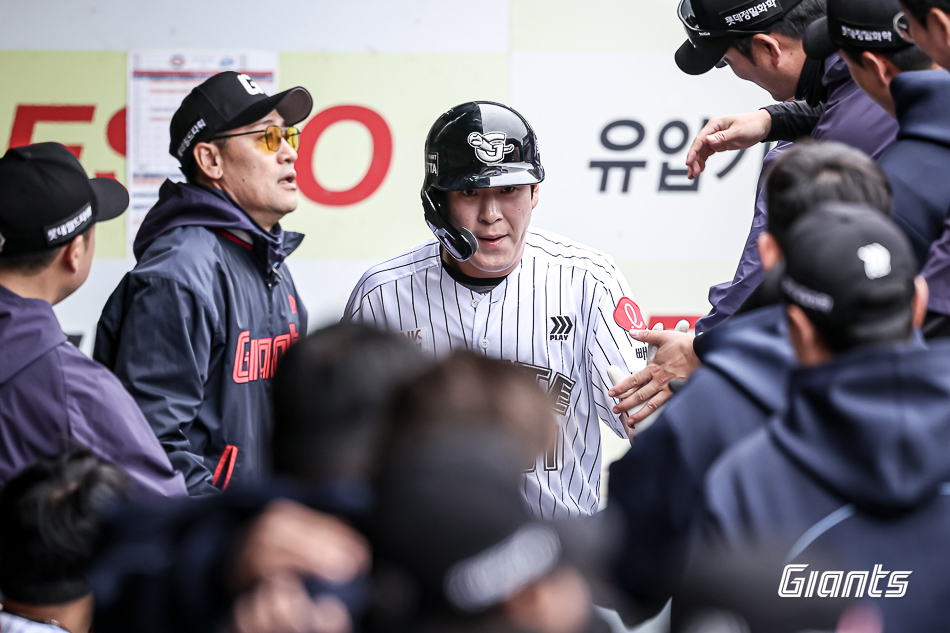 롯데 자이언츠 나승엽이 20일 대구 삼성 라이온즈전에서 홈런을 친 뒤 득점해 축하 받고 있다. 롯데 자이언츠