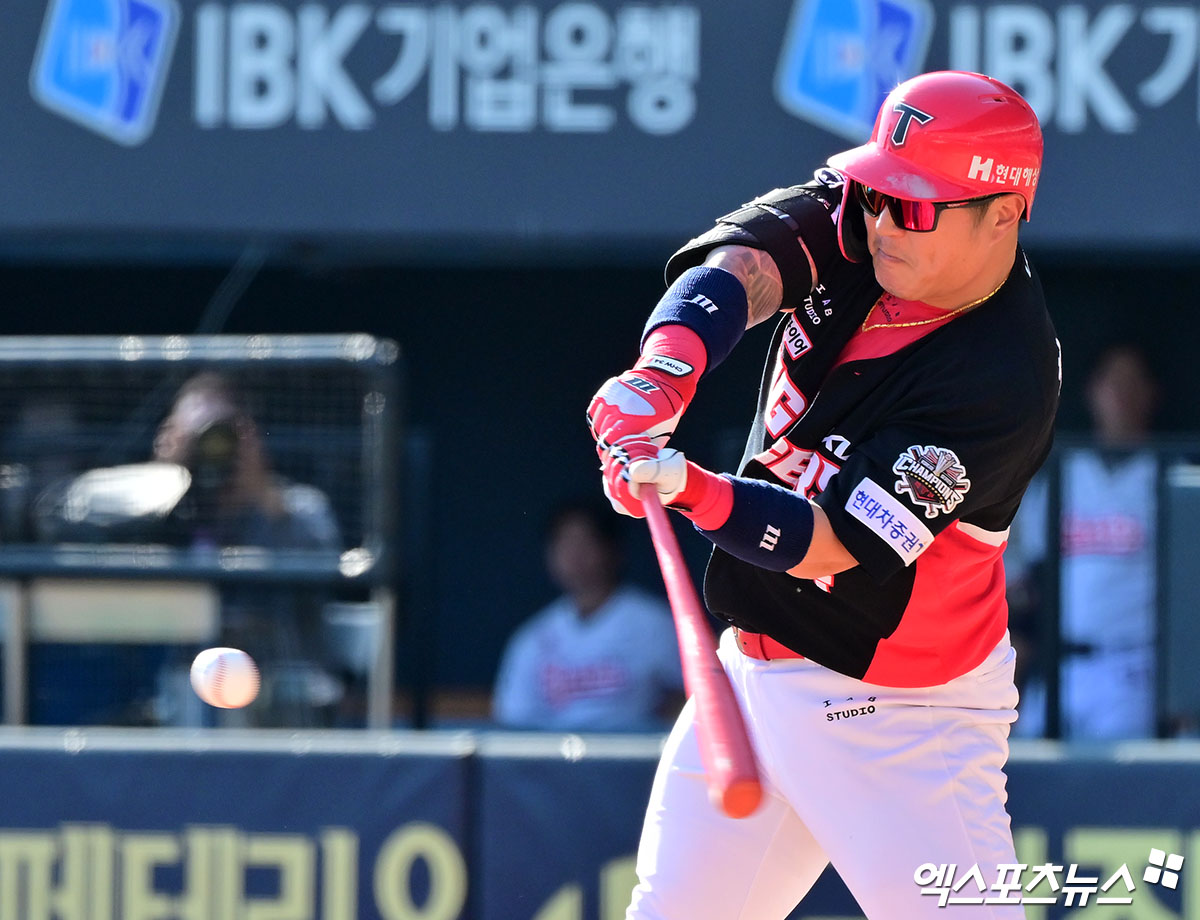 20일 오후 서울 송파구 잠실야구장에서 열린 '2025 신한 SOL Bank KBO리그' KIA 타이거즈와 두산 베어스의 경기, 7회초 2사 1,3루 KIA 최형우가 1타점 적시타를 날리고 있다. 잠실, 김한준 기자