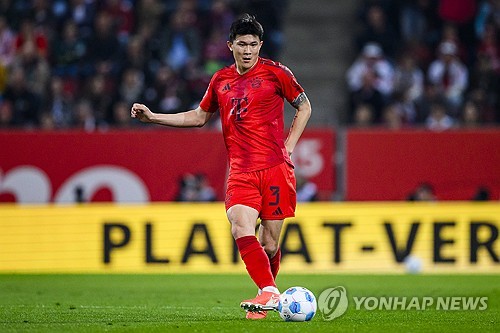 이적시장 전문 기자 파브리치오 로마노가 21일(한국시간) 김민재가 바이에른 뮌헨을 떠날 수 있다고 전했다. 바이에른 뮌헨 소식을 전하는 'FC바이에른 브라릴레이루'는 이를 인용하면서 김민재가 여름에 뮌헨을 떠날 가능성이 있으며 현실적인 일이라고 밝혔다. 연합뉴스