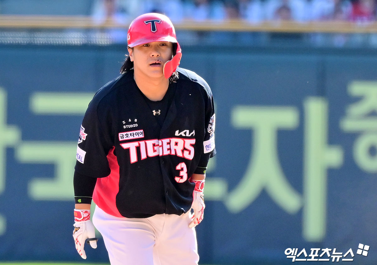 20일 오후 서울 송파구 잠실야구장에서 열린 '2025 신한 SOL Bank KBO리그' KIA 타이거즈와 두산 베어스의 경기, 7회초 1사 1,2루 KIA 김선빈이 1타점 2루타를 날린 후 타임을 요청하고 있다. 잠실, 김한준 기자