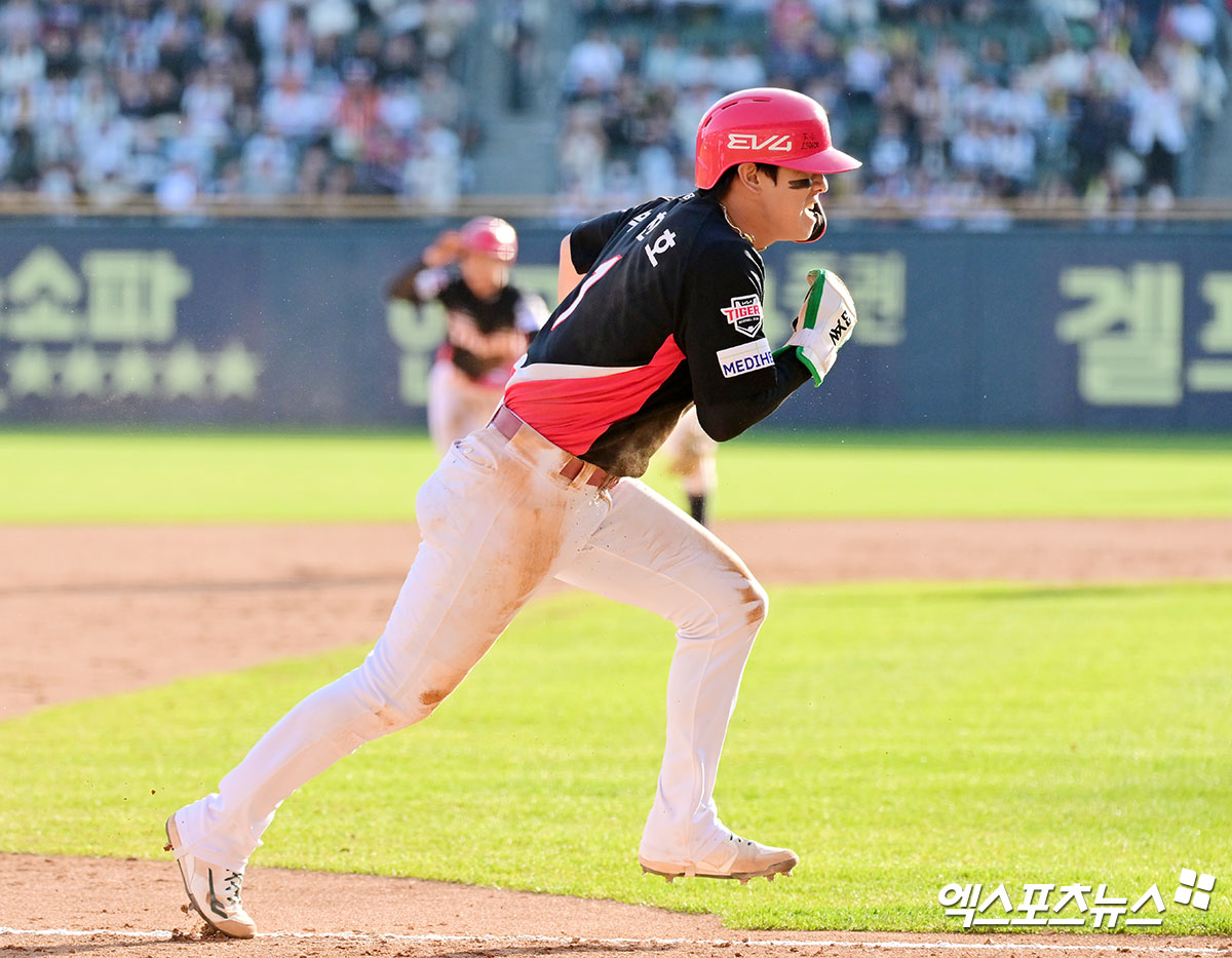 20일 오후 서울 송파구 잠실야구장에서 열린 '2025 신한 SOL Bank KBO리그' KIA 타이거즈와 두산 베어스의 경기, 9회초 무사 2,3루 KIA 박찬호가 두산 양의지의 송구 실책을 틈타 홈으로 쇄도하고 있다. 잠실, 김한준 기자