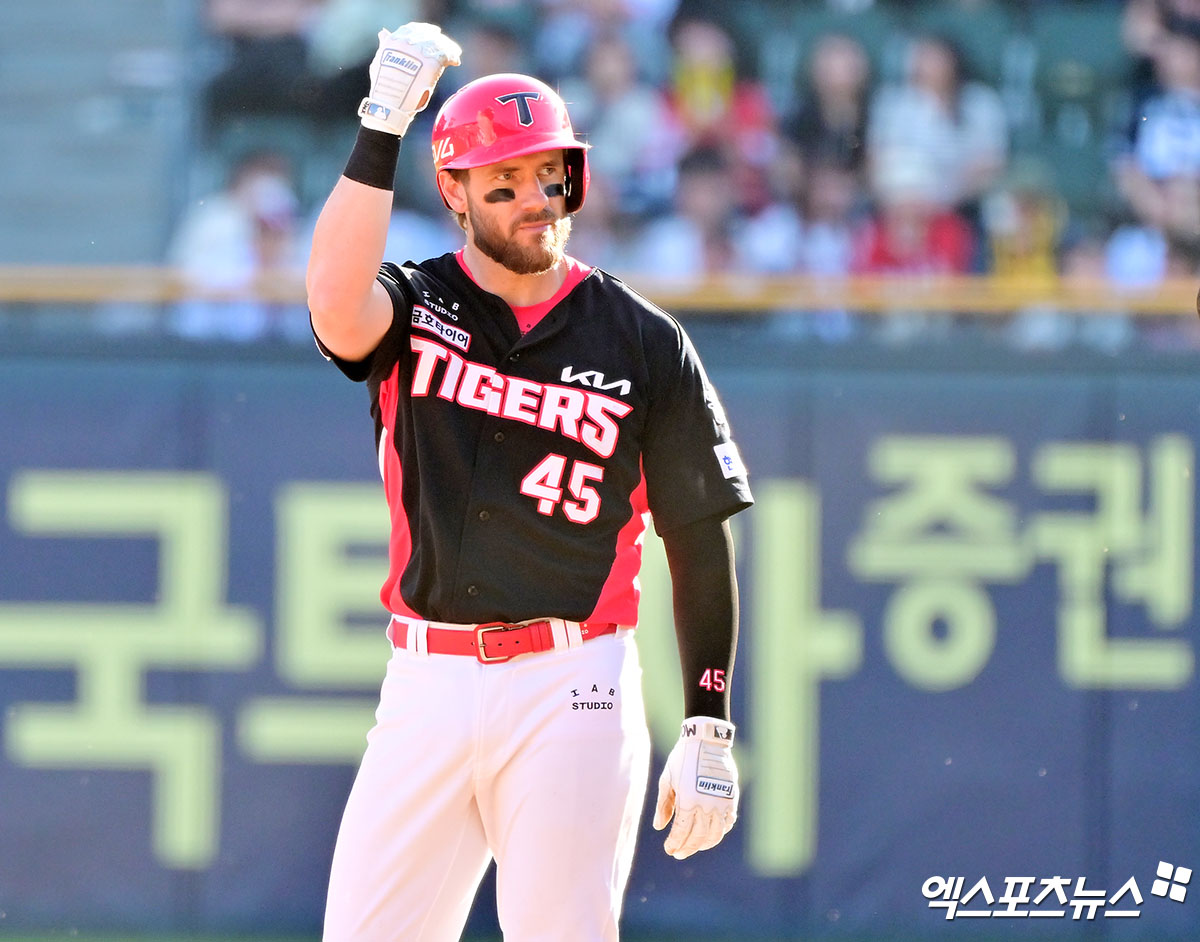 20일 오후 서울 송파구 잠실야구장에서 열린 '2025 신한 SOL Bank KBO리그' KIA 타이거즈와 두산 베어스의 경기, 9회초 1사 3루 KIA 위즈덤이 1타점 2루타를 날린 후 기뻐하고 있다. 잠실, 김한준 기자