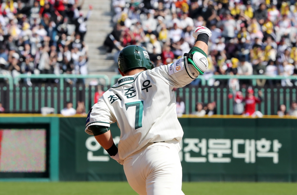 20일 오후 인천SSG랜더스필드에서 열린 '2025 신한 SOL Bank KBO리그' LG 트윈스와 SSG 랜더스의 경기, SSG가 9:3으로 승리하면서 6연패 탈출에 성공했다. SSG 최준우는 홈런 1개를 포함해 3타수 2안타 3타점 3득점을 기록했다. SSG 랜더스