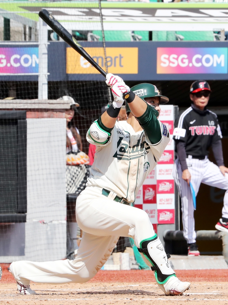 20일 오후 인천SSG랜더스필드에서 열린 '2025 신한 SOL Bank KBO리그' LG 트윈스와 SSG 랜더스의 경기, SSG가 9:3으로 승리하면서 6연패 탈출에 성공했다. SSG 최준우는 홈런 1개를 포함해 3타수 2안타 3타점 3득점을 기록했다. SSG 랜더스