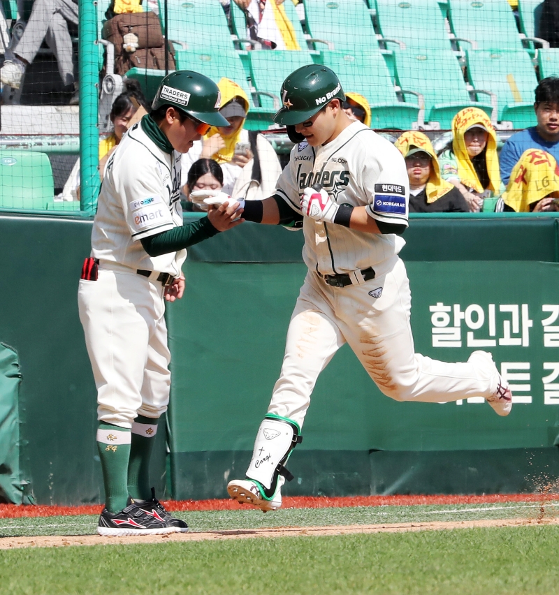 20일 오후 인천SSG랜더스필드에서 열린 '2025 신한 SOL Bank KBO리그' LG 트윈스와 SSG 랜더스의 경기, SSG가 9:3으로 승리하면서 6연패 탈출에 성공했다. SSG 최준우는 홈런 1개를 포함해 3타수 2안타 3타점 3득점을 기록했다. SSG 랜더스